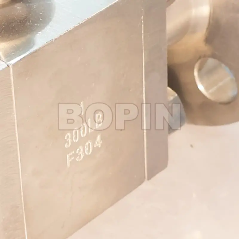 API Standard flanged free forged F304 three way ball valve.jpg